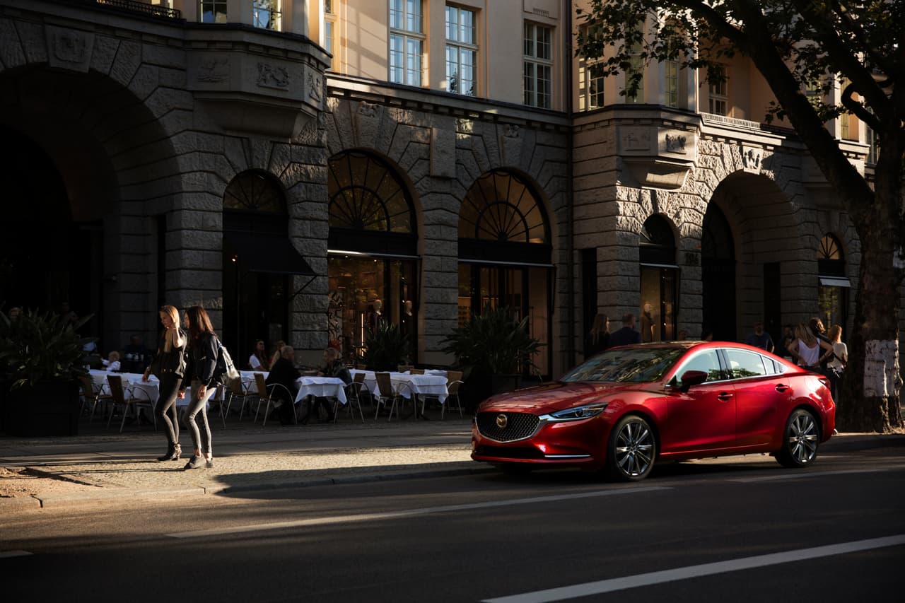 <b>Mazda6 2019</b>
<br>Los cambios exteriores son leves, mientras que el interior ahora es más Premium, con la posibilidad de incorporar piel Nappa en asientos y gamuza UltraSuede para algunos detalles, sistema de audio Bose, control de velocidad crucero adaptativo, etc.