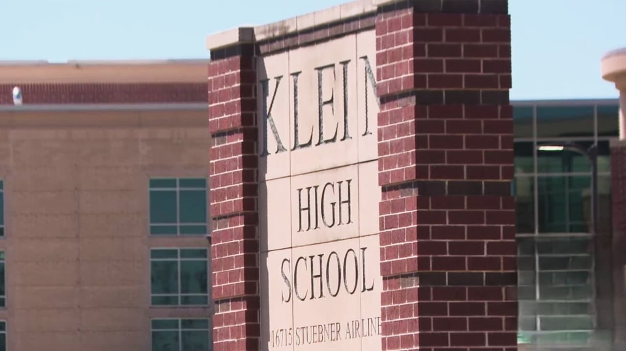 Estudiante es expulsado y enfrenta cargos tras incidente con arma en escuela de Klein ISD