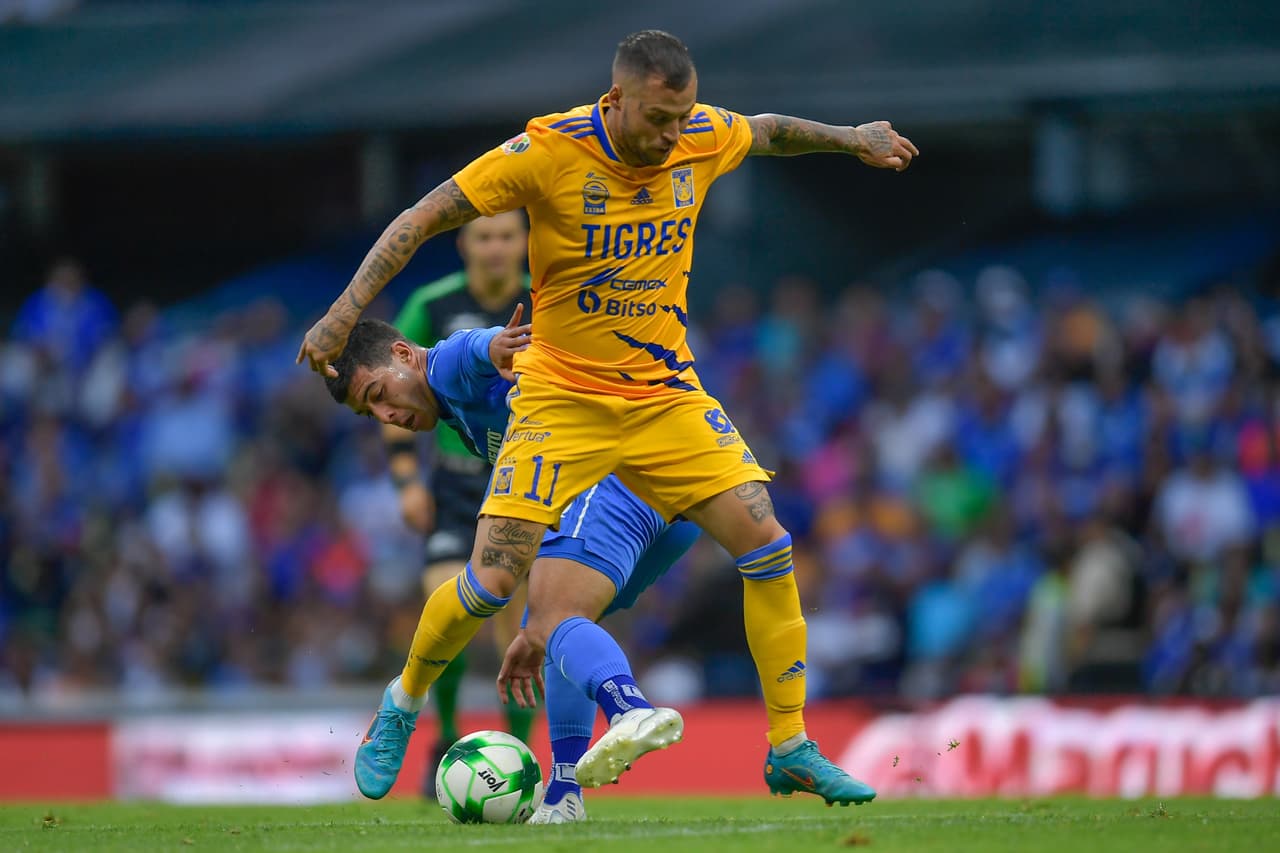 Tigres aprovechó las tímidas intenciones ofensivas de Cruz Azul y se puso en ventaja, la Máquina celeste intentó reaccionar en el segundo tiempo pero no le alcanzó para emparejar y el equipo del Piojo se llevó la ventaja.