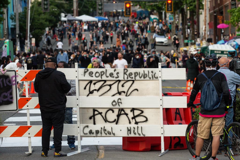Durante los últimos tres días, los manifestantes han montado barricadas en los accesos a la zona ocupada, que forma parte del artístico barrio de Capitol Hill de Seattle.