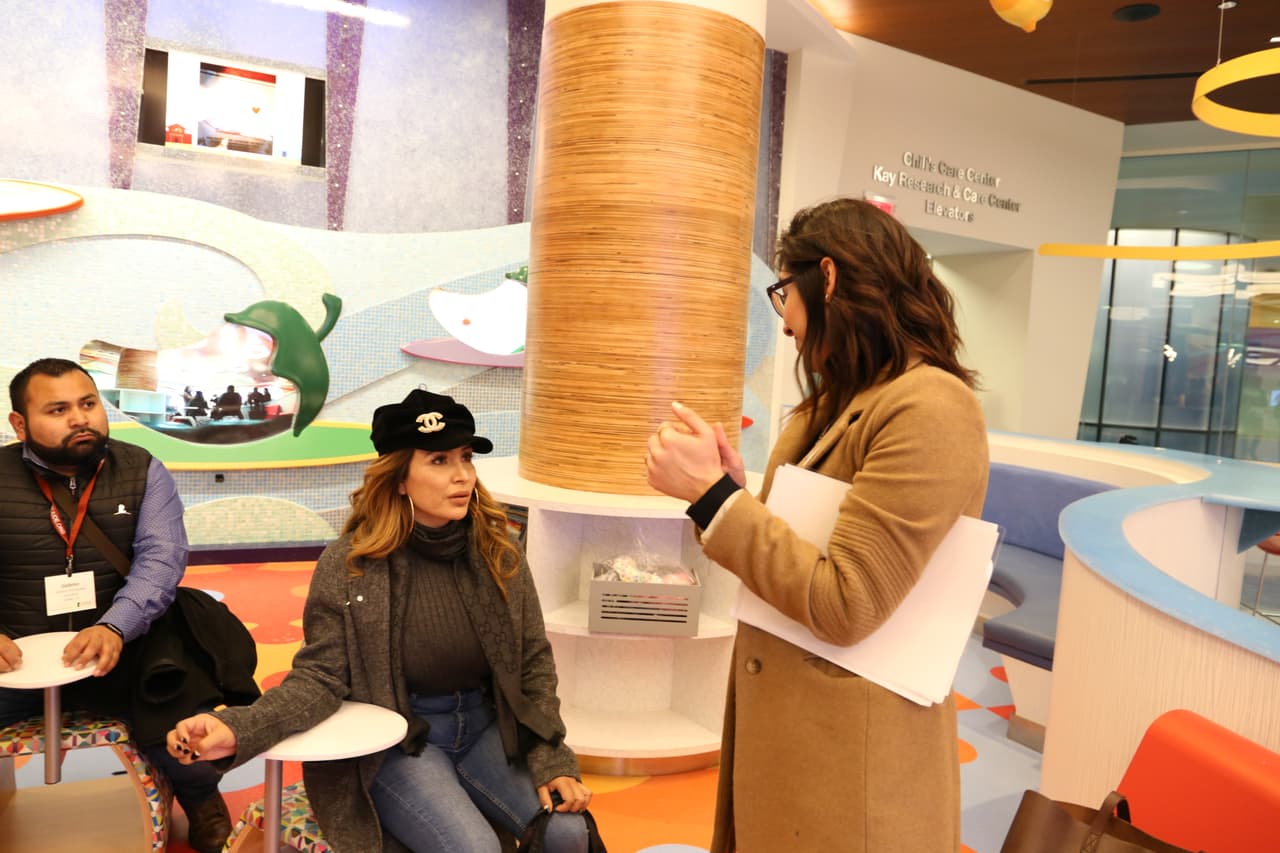 La locutora siempre estuvo muy atenta a todo lo que la guía les contaba.
<br>
<br>
<b>DONA AQUÍ: <a href="http://bit.ly/UnidosConStJude" target="_blank">bit.ly/UnidosConStJude</a></b>