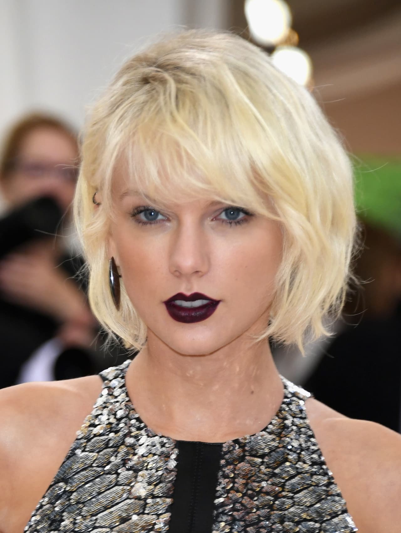 Tan sólo cinco meses después, en mayo de 2016, Swift cambió el rubio cenizo por este 
<b>rubio platinado</b> que lució al llegar a 
<a href="http://www.news.com.au/entertainment/celebrity-style/red-carpet/taylor-swift-leads-the-fashion-pack-at-the-2016-met-gala/news-story/74da50fc098c73564356870d5af17630">gala</a> de la exposición de moda ‘Manus x Machina: Fashion In An Age Of Technology', sorprendiendo a todos. Extrapoló el 
<i>look</i> con unos
<b> labios en tono súper oscuro que le dieron un toque gótico</b> a su maquillaje.
<br>