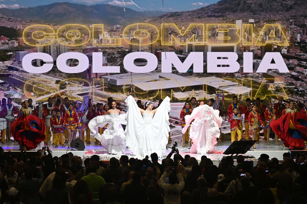 Bailarines actúan frente a simpatizantes de Gustavo Petro en la Movistar Arena de Bogotá, Colombia.