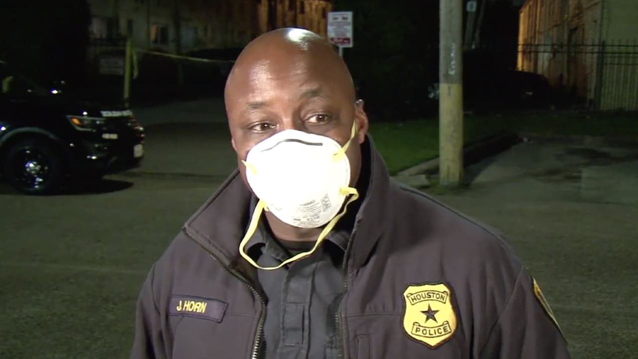 Un testigo que estaba en el interior del departamento indicó que tocaron a la puerta y cuando la víctima abrió fue ulltimado a balazos, indicó Joshua Horn, portavoz del Departamento de Policía de Houston (HPD).