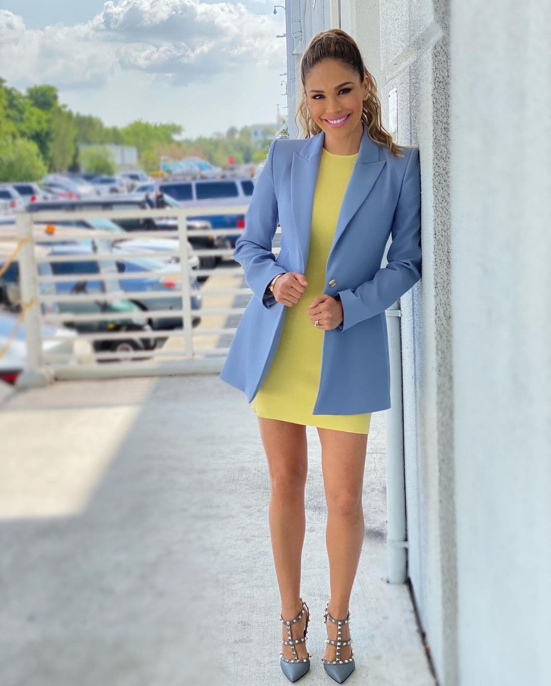 Ya sea formal o casual, Karla tiene grandes ideas para vestir. Mira como unas zapatillas grises complementaron sus prendas en tonos pasteles.