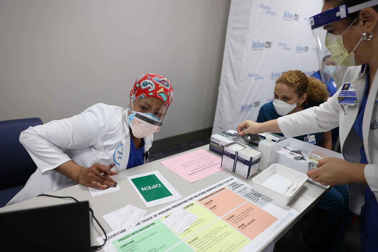 Por esto, el Hospital Jackson Memorial anunció que a partir del miércoles 21 de julio, ya no permitirá visitas para la mayoría de las unidades para pacientes hospitalizados, excluyendo rehabilitación, pediatría / UCIN, maternidad, casos de final de vida no relacionados con coronavirus y otras excepciones administrativas.
<br>