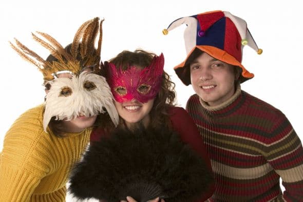 Eso sí: tus invitados deben entrar a la fiesta con el antifaz puesto así juegan con el factor sorpresa.