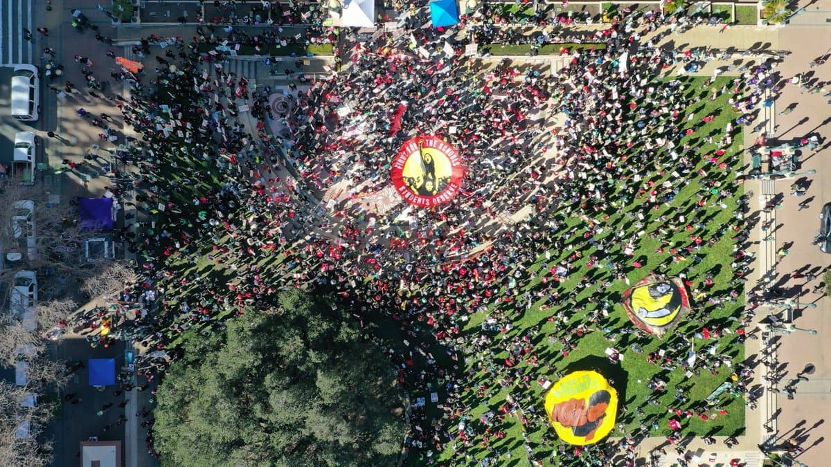 Algunas de las pancartas creadas por los profesores se veían mucho mejor desde las alturas. Esta fotografía tomada desde un dron es una muestra de ello.