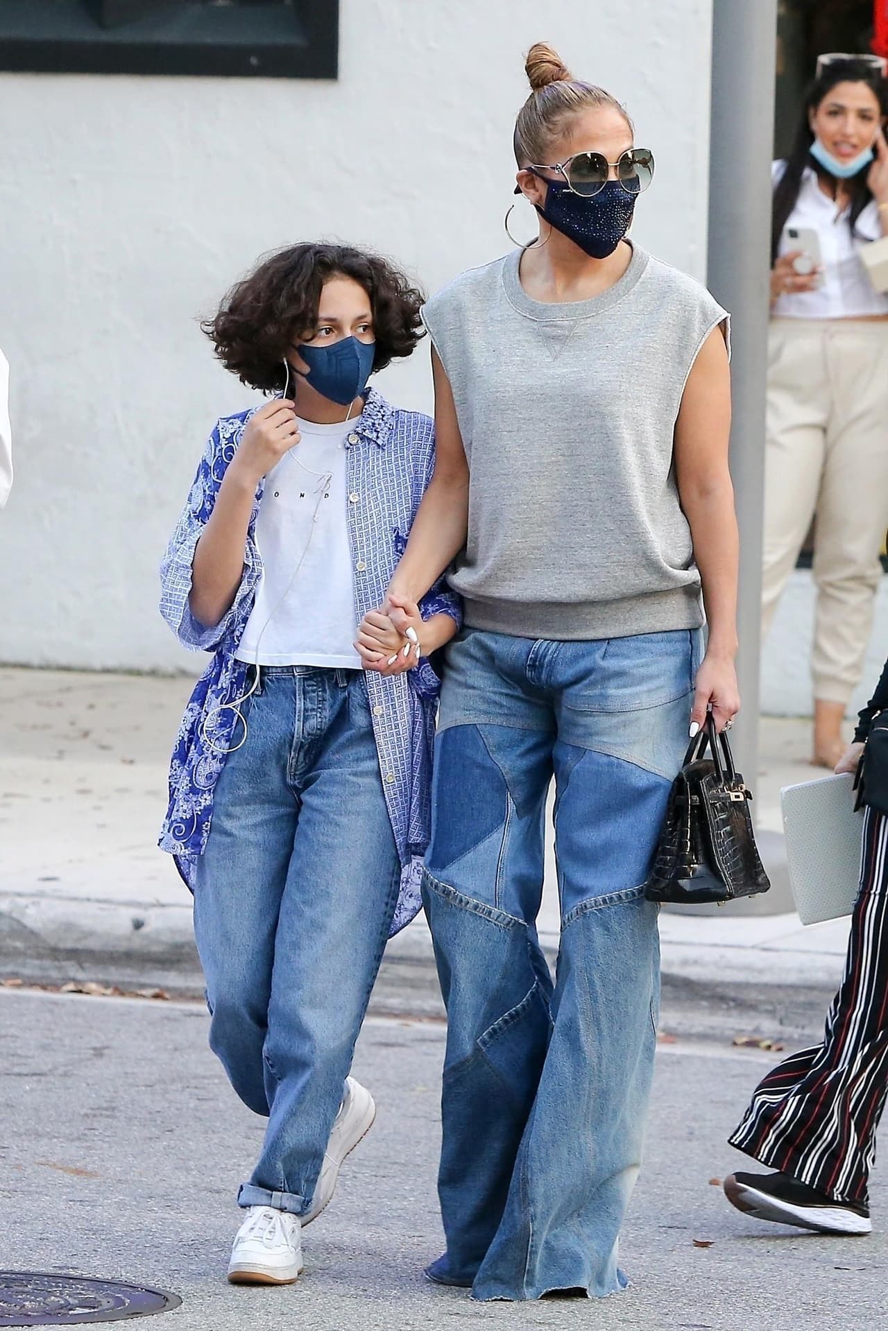 A la jovencita le apasionan el diseño de modas y la confección, talentos que heredó de una de sus bisabuelas, según contó la intérprete de 'Dinero' en una entrevista.