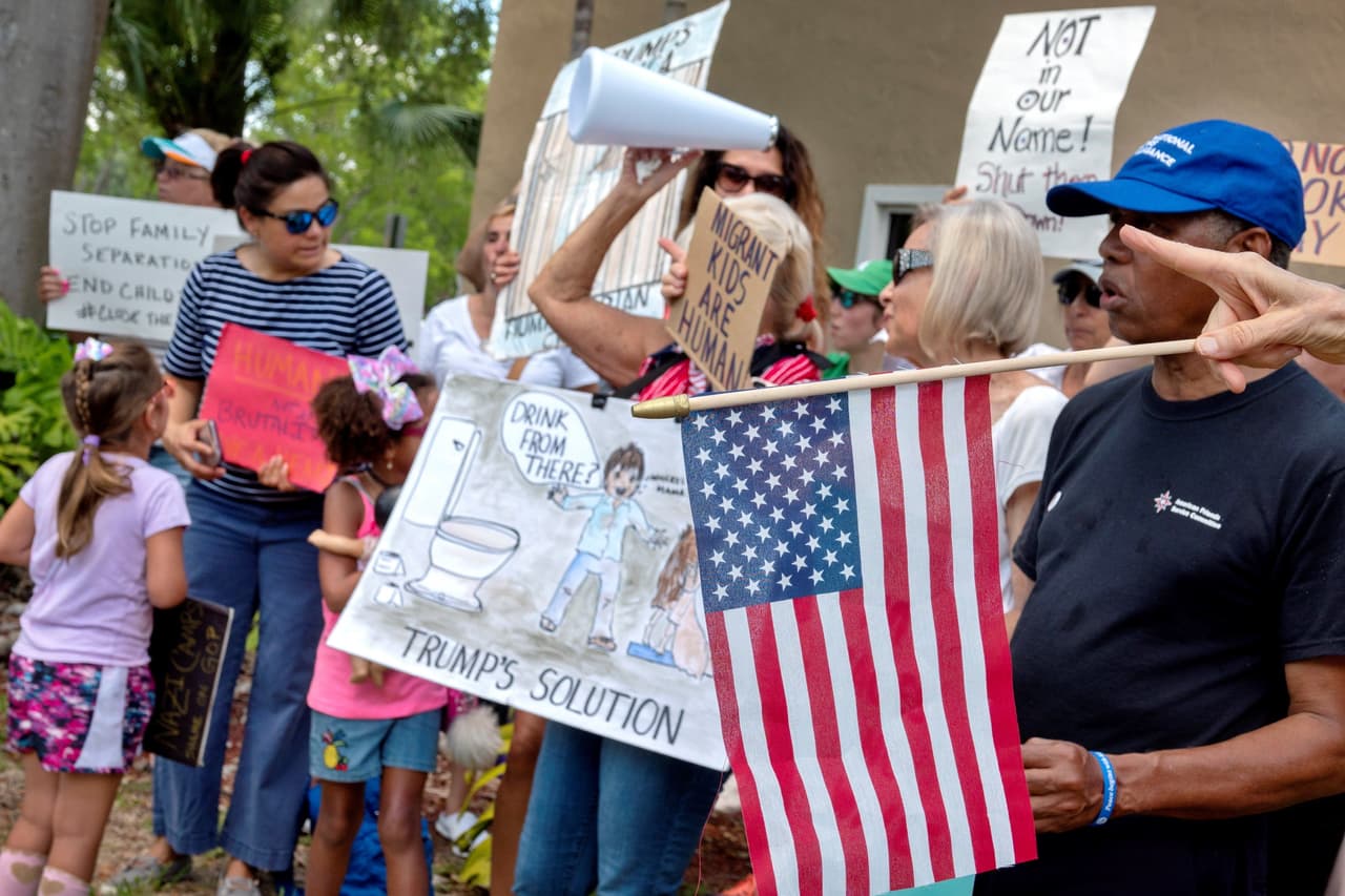 <b>“Ni jaulas ni muros” y “detengan el odio”, otras de las frases en los carteles vistos en Miami</b>. "Si Marco Rubio no hace nada al respecto, él está apoyando este tratamiento a los niños", manifestó Kearns.
