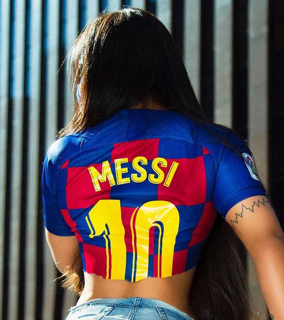 Ella es muy aficionada al fútbol y se ha declarado enamorada de Lionel Messi y el Barcelona.