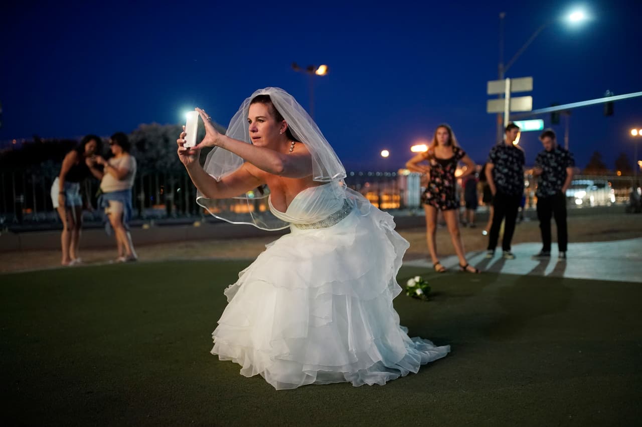 Luego de la breve ceremonia, los recién casados recorren el centro de la ciudad para tomarse fotografías, pero manteniendo el distanciamiento. Michael y Andrea tenían planeada una boda mucho más grande en San Diego, pero la pandemia los obligó a tener una pequeña ceremonia en Las Vegas.