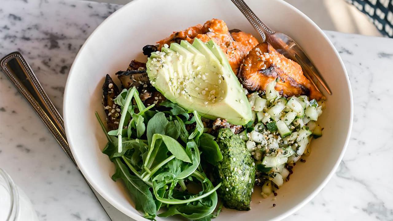 Flower Child es un restaurante que según su 
<a href="https://www.iamaflowerchild.com/" target="_blank">portal web</a> "utilizan ingredientes frescos que te llevarán a un lugar feliz" cuando los pruebes. Con establecimientos en 11 estados, siendo Texas el estado con más presencia. En Houston se encuentran en The Woodlands y Uptown, pero esperan abrir un tercero en Heigths.