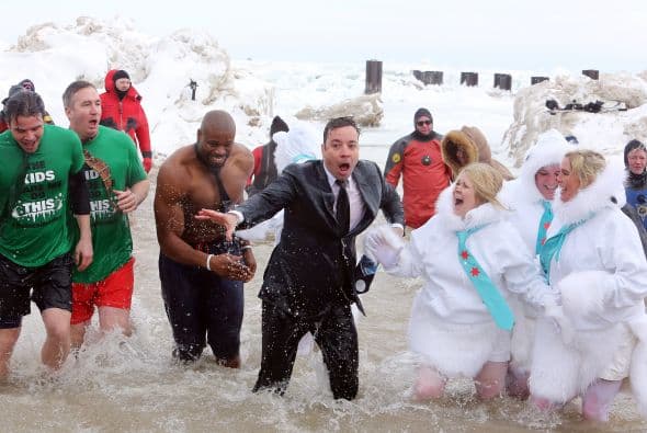 ¡Lo hizo!Mira lo congelado que quedó el comediante Jimmy Fallon luego de aceptar el reto que le hizo el alcalde de Chicago Rahm Emanuel de lanzarse a las congeladas aguas del Lago Chicago durante el Polar Plunge 2014 y con un temperatura de 2 grados
