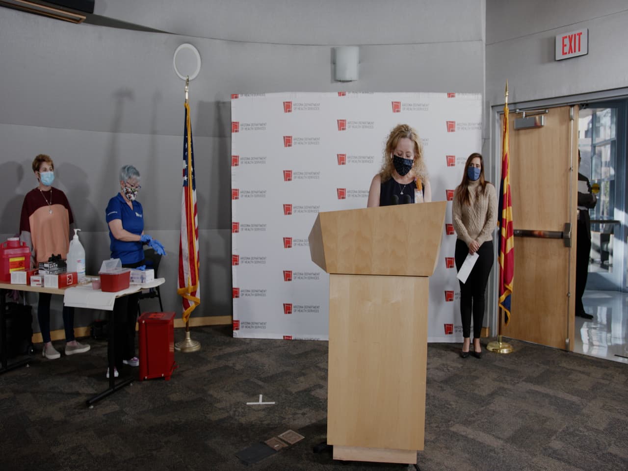 Cabe destacar que después de la vacunación, la doctora Christ se fue sin responder preguntas de los periodistas, por otro lado, durante la conferencia dijo que 
<a href="https://www.univision.com/local/arizona-ktvw/miles-de-vacunas-en-arizona-esperan-para-ser-administradas">tomará meses para que la vacuna este disponible para el público general. </a>
<br>