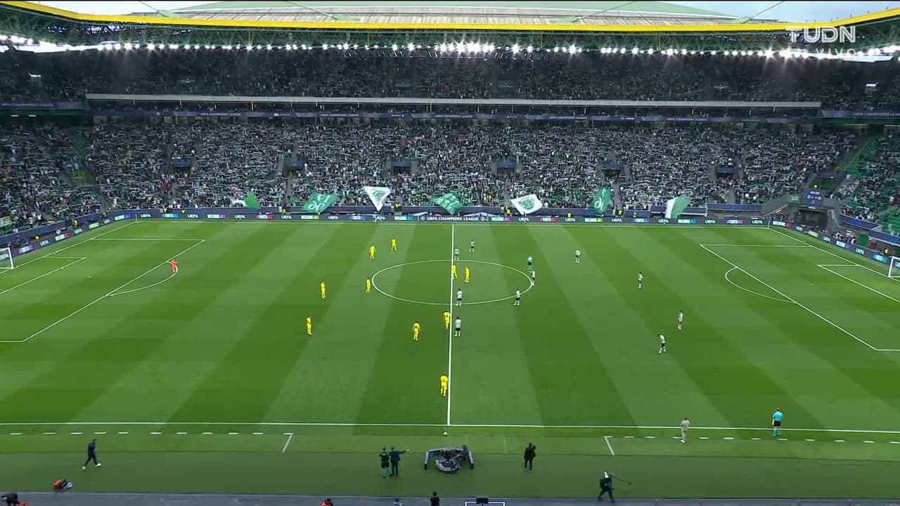 Arranca el partido y la pelota está en juego.