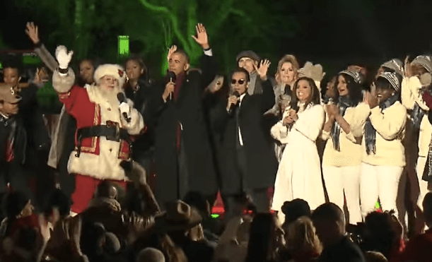Unidos en un improvisado coro que interpretó 'Jingle Bells', el presidente Barack Obama junto a Santa Claus y el elenco de estrellas que participó de la 94 edición del encendido navideño en la Casa Blanca, en Washington.