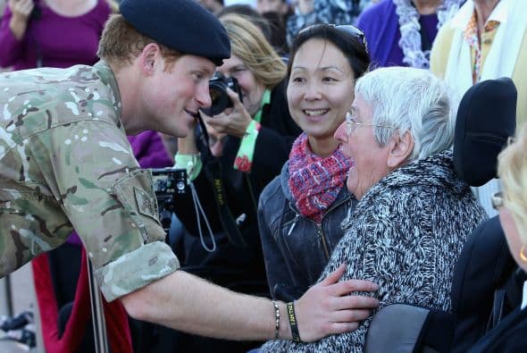 Muy amable, Harry estuvo compartiendo con las viudas y ex militares.