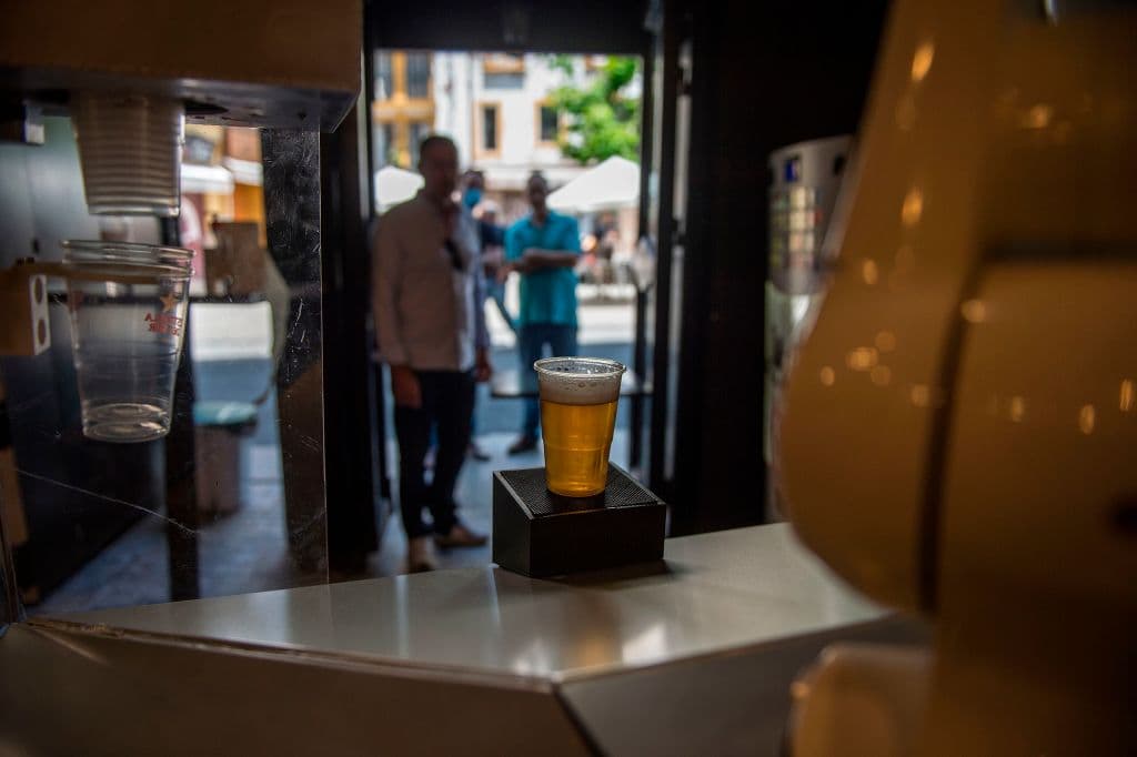 En este bar, los clientes esperan fuera en una fila para ser servidos por 'El Gitano Loco', una máquina fabricada por la empresa radicada en España Macco Robotics.