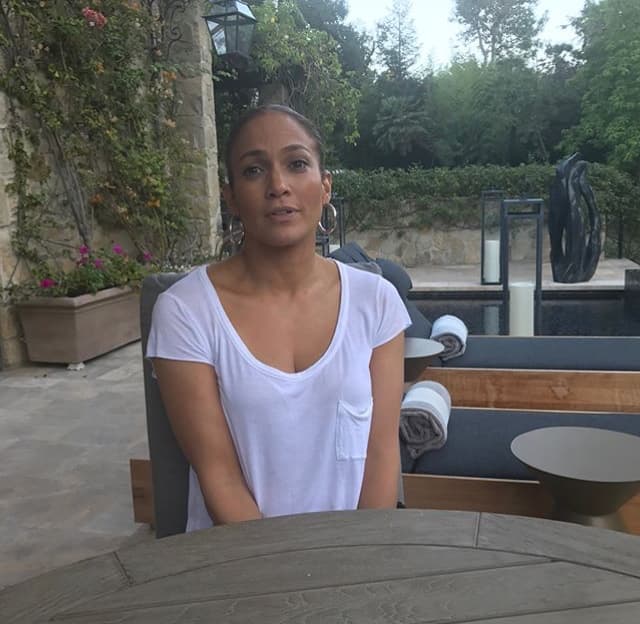 A-Rod también la festejó subiendo una serie de fotos privadas que muestran a una JLo al natural.