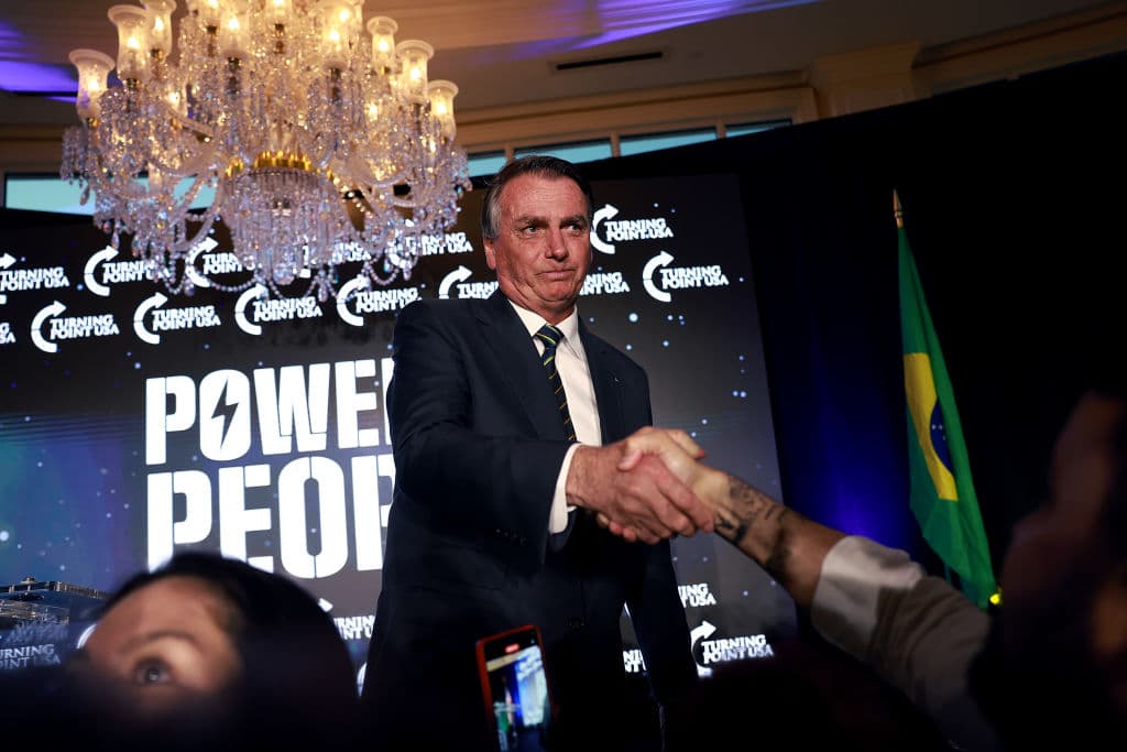 El expresidente brasileño de extrema derecha Jair Bolsonaro saluda a la gente durante el evento Turning Point USA en el Trump National Doral Miami resort el 03 de febrero de 2023 en Doral, Florida.
