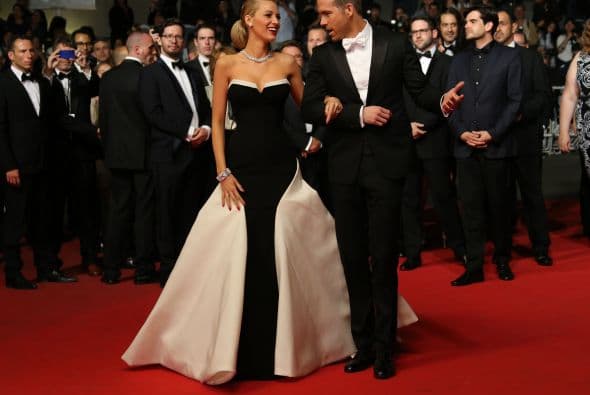 Lively aparte de hermosa se mostró muy enamorada del brazo de su esposo, el actor Ryan Reynolds. Además fueron la pareja del evento.