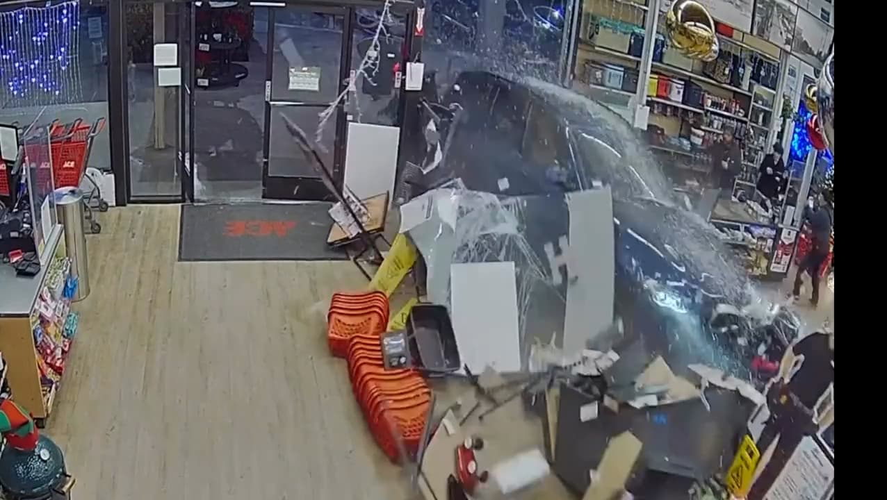 Coche se estrella contra ferretería, casi mata a empleado y provoca un incendio