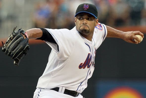 36. JOHAN SANTANA- El beisbolista firmó en 2008 un contrato de poco más de $137.5 millones, el segundo contrato más jugoso dado a un pitcher. En promedio el atleta ganó $21.5 millones sólo de 2010 a 2011.