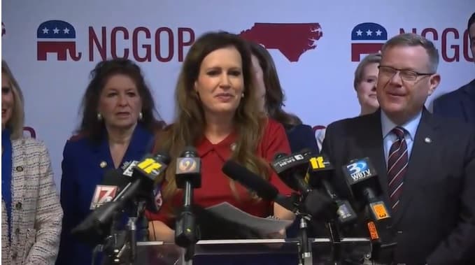 La representante Tricia Cotham deja el Partido Demócrata para unirse al Republicano, que logra mayoría para anular vetos del gobernador