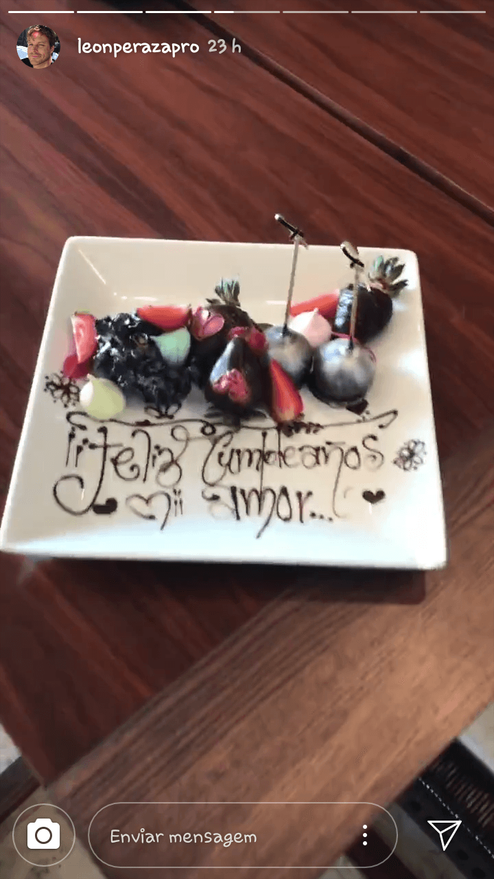 En uno de los clips compartidos por Peraza Napolitano se muestra un delicado y frutal desayuno con un mensaje para la actriz.