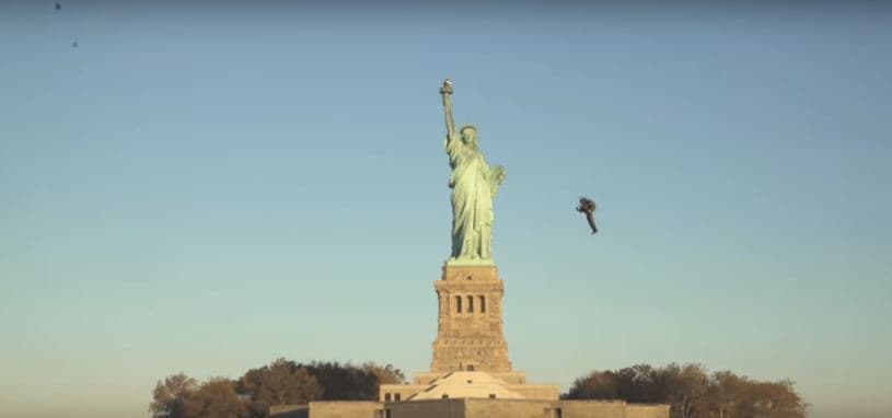 El FBI busca a un hombre que voló en un jetpack cerca de dos aviones que se dirigían al aeropuerto de Los Ángeles