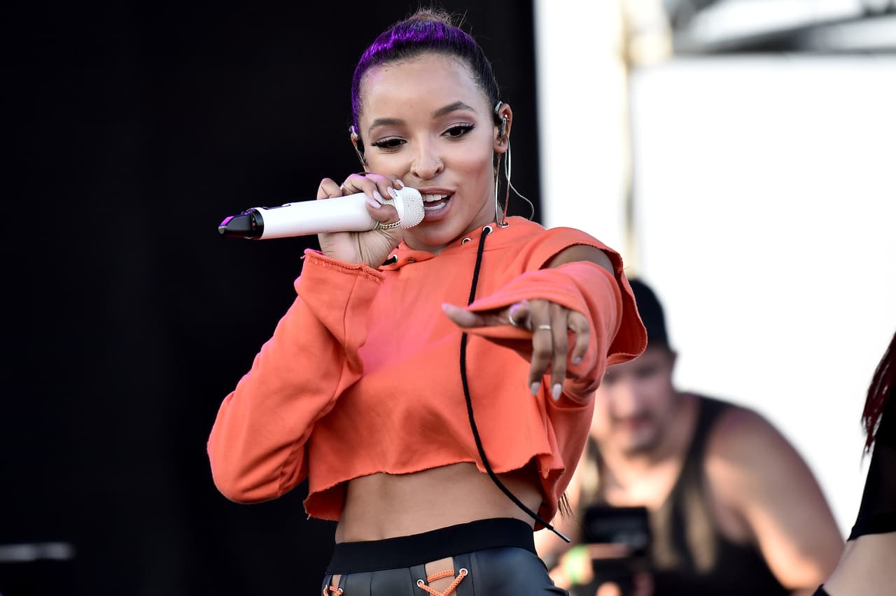 "Blake la vio cantar. 
<b>Estaban en la misma mesa VIP</b>", dijeron a la publicación.