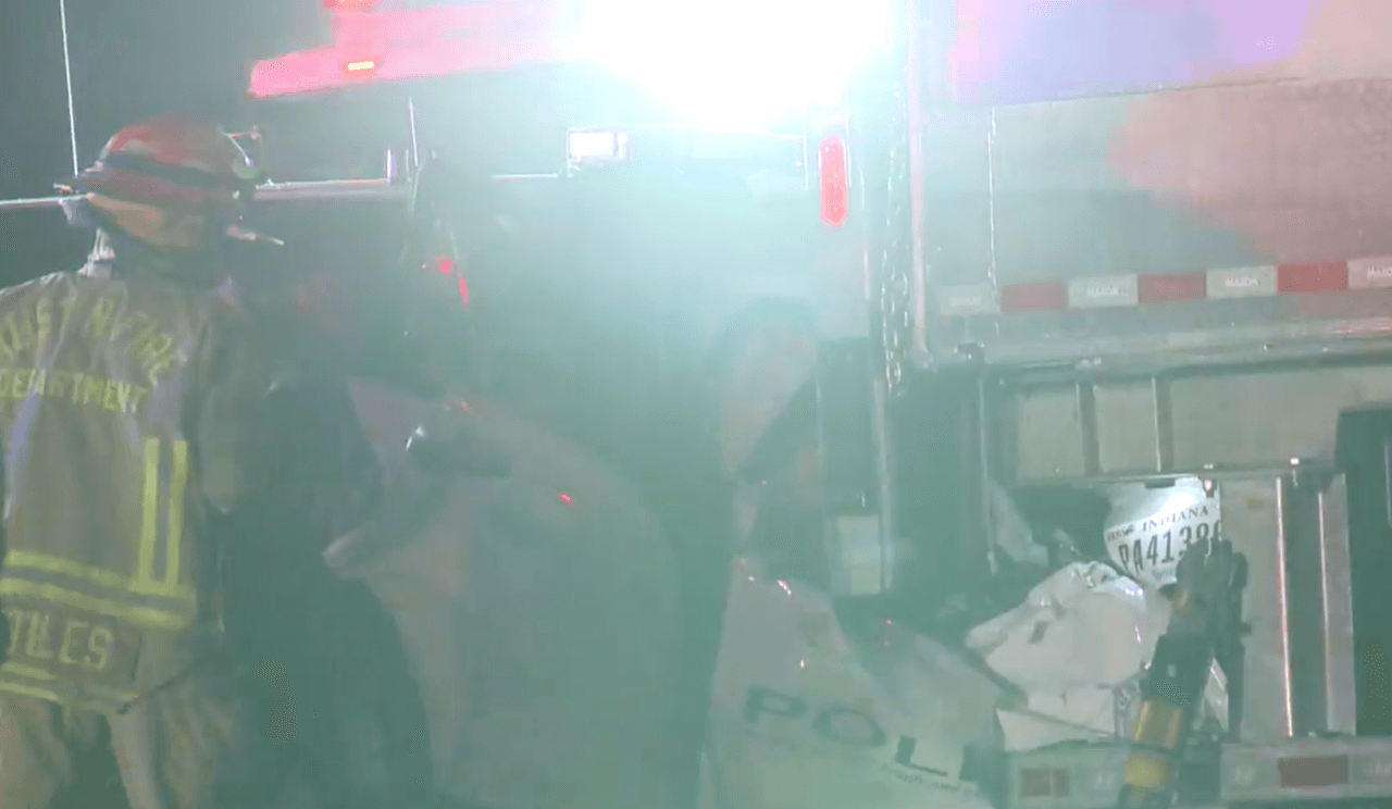 Luego, el oficial golpeó el remolque del camión de 18 ruedas y quedó atrapado.