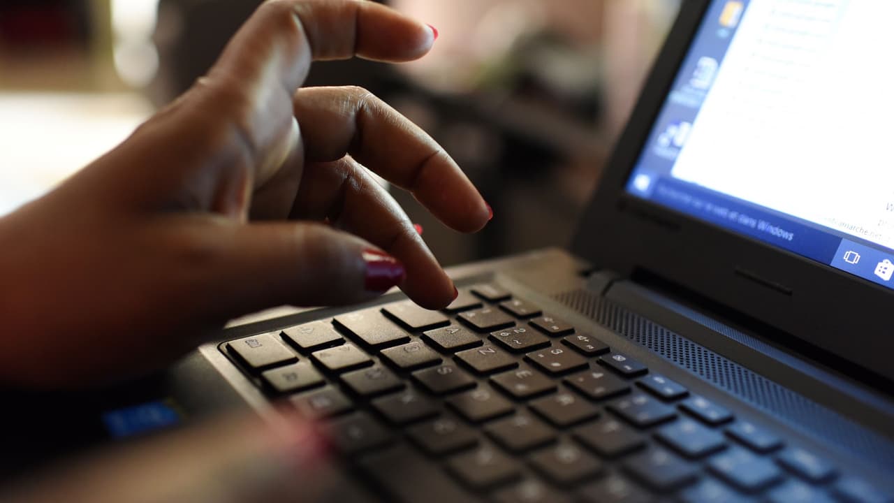 Videos de abuso sexual infantil estarían mostrándose en reuniones por Zoom según alerta el FBI