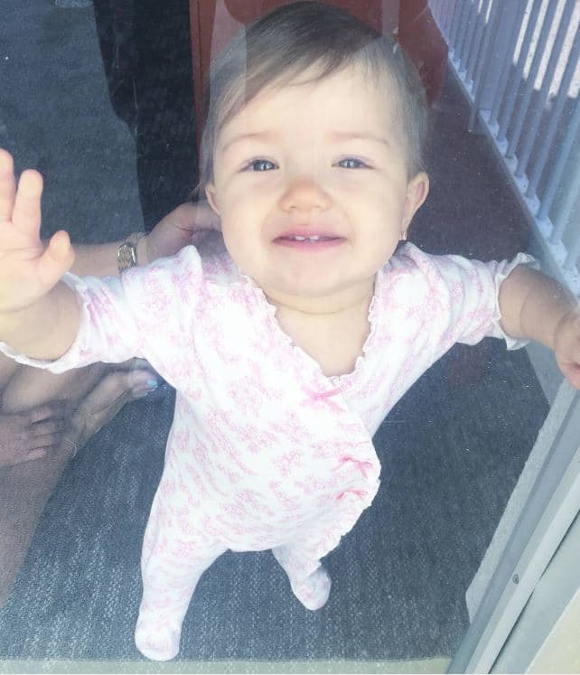 Mientras tanto, la pequeña Kamilia goza de su niñez y disfruta de viajar con su mami. Aquí en una visita a Miami.