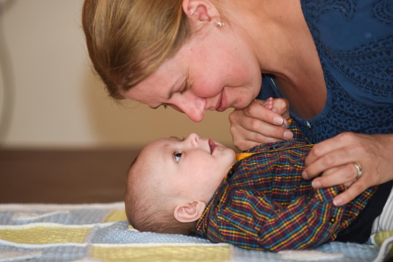 Ella dice que mirar al pequeño George acostado cerca de ella mientras los médicos la intentaban salvar fue lo que la mantuvo viva.