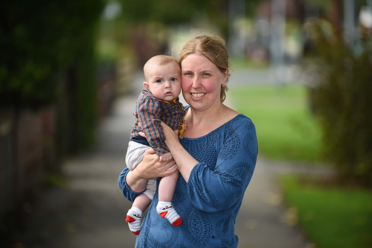 Se apresuró a subirla al auto, con el bebé sujetado en la parte de atrás del carro.