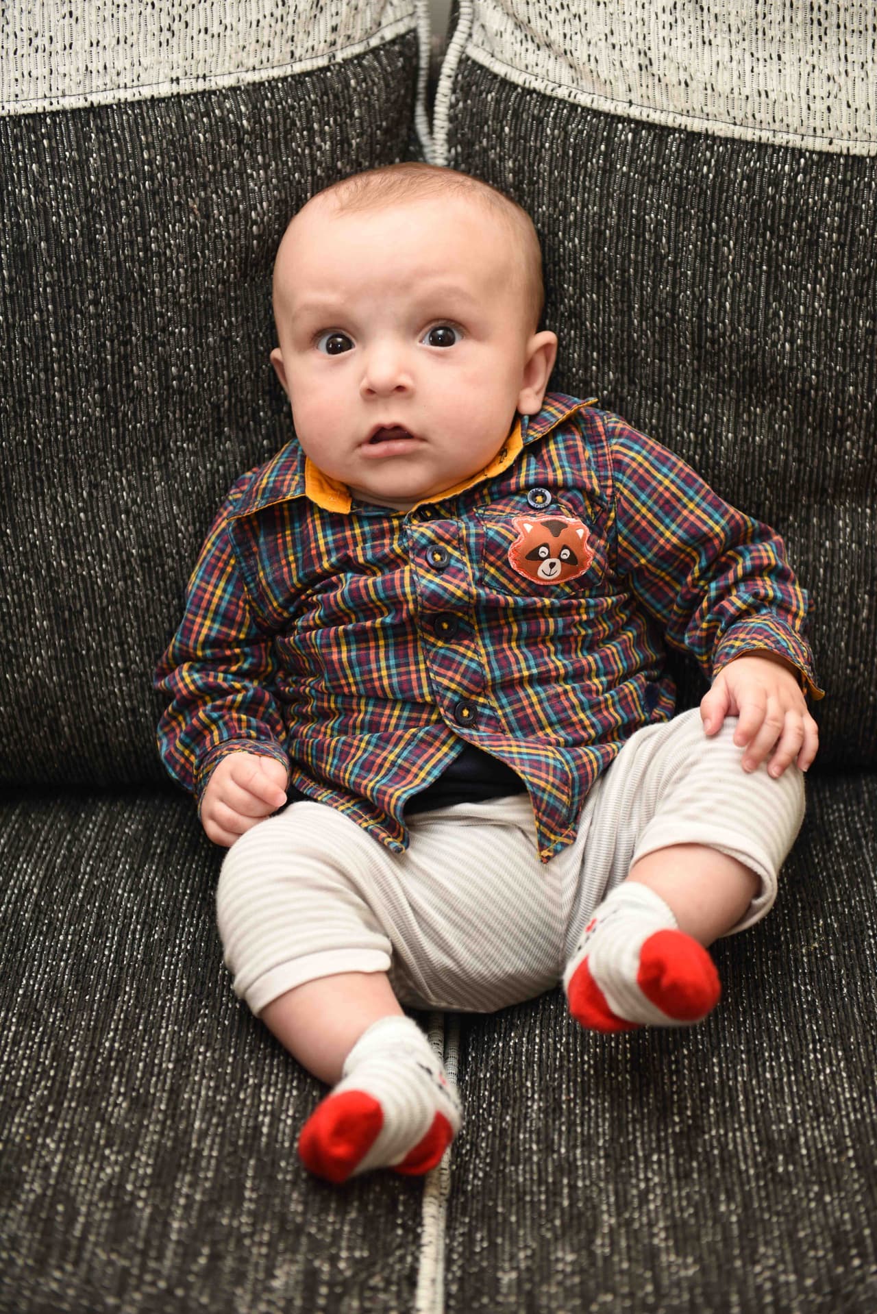 Mientras tanto, el bebé descansaba cerca de ella, tierno y tranquilo.