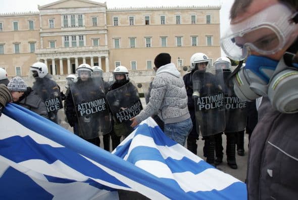 En un día marcado por una nueva huelga general, el consejo de ministros de Grecia adoptó el acuerdo pactado entre sus tres partidos sobre las exigencias de la "troika" para que el país reciba más ayuda exterior, publicó EFE.