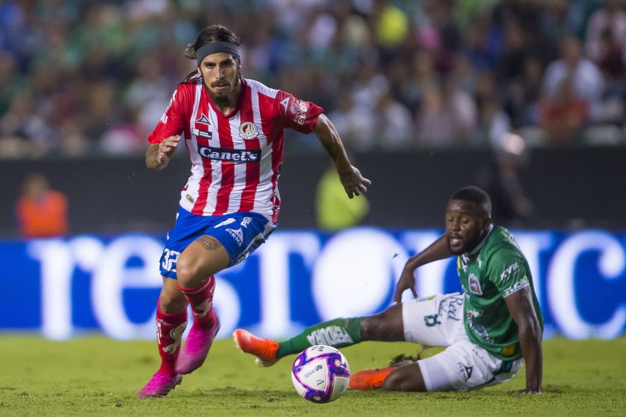 Con un autogol sumado a los goles de Jean Meneses y Ángel Mena, el León se aproxima a la Liguilla y aleja a San Luis de la zona de calificación.