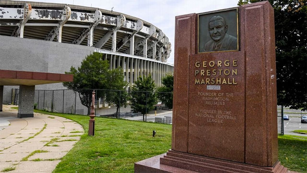 Pero el punto crucial de la rivalidad ocurrió desde el nacimiento de los Cowboys, pues el dueño de los Redskins, George Preston Marshall, votó en contra de su inclusión en la Liga. De hecho, esta placa en honor a Marshall se retiró hace unas semanas del estadio RFK, antigua casa del equipo, por considerar que sus principios eran opuestos a la integración de la sociedad estadounidense.