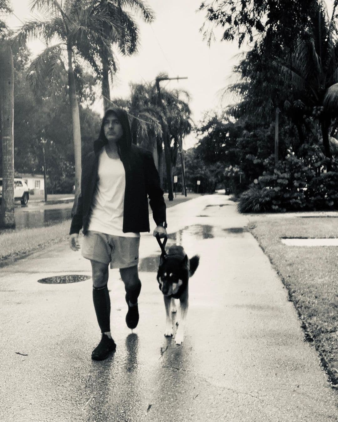 En Miami se han vivido días lluviosos y Carlos Calderón gozó caminar bajo la lluvia junto a su perrita 'Mía'.