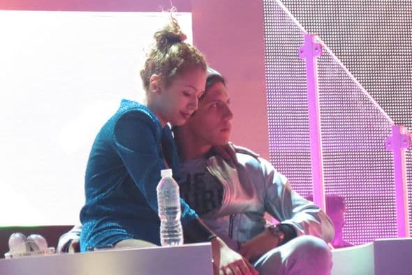 Curiosamente, encontramos muy "unidos" a dos chicos.