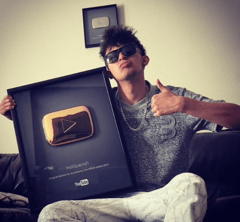 Han sido tantas las visitas generadas con sus videos en Youtube que han sido premiados por dicha plataforma por rebasar el millón de suscriptores.