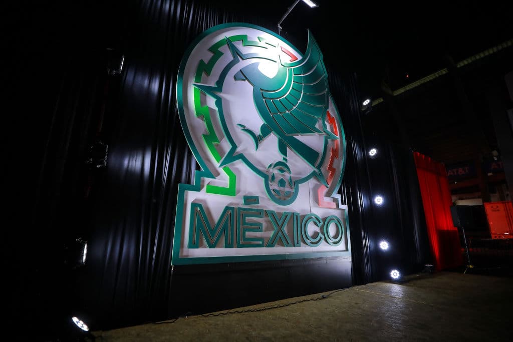 Con un espectáculo repleto de luces, rayos láser y bailes, la Federación Mexicana de Futbol presentó el nuevo logotipo o escudo que portarán las nuevas generaciones de futbolistas.