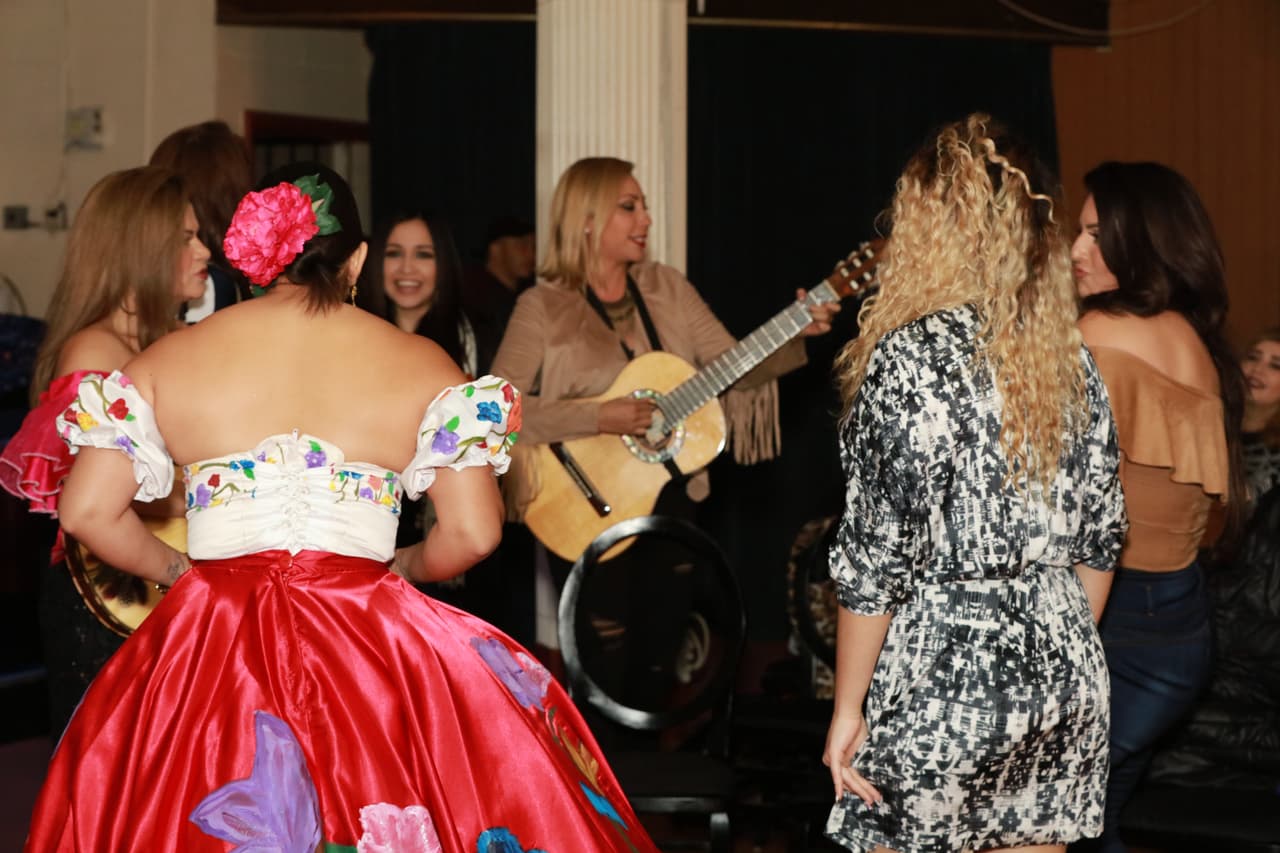 Ya tenemos a las 24 que pasan a la Casa Reina. Aunque todas se lucieron, muchas se quedaron con el sueño a medias. We take you backstage en este primer show.