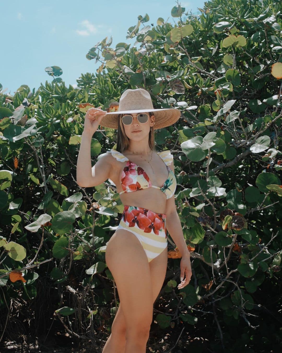 Y como el calorcito comienza a subir, los trajes de baño también serán una prenda básica en el guardarropa de primavera. Un sombrero lindo y unas gafas de sol serán el complemento ideal para tu look.