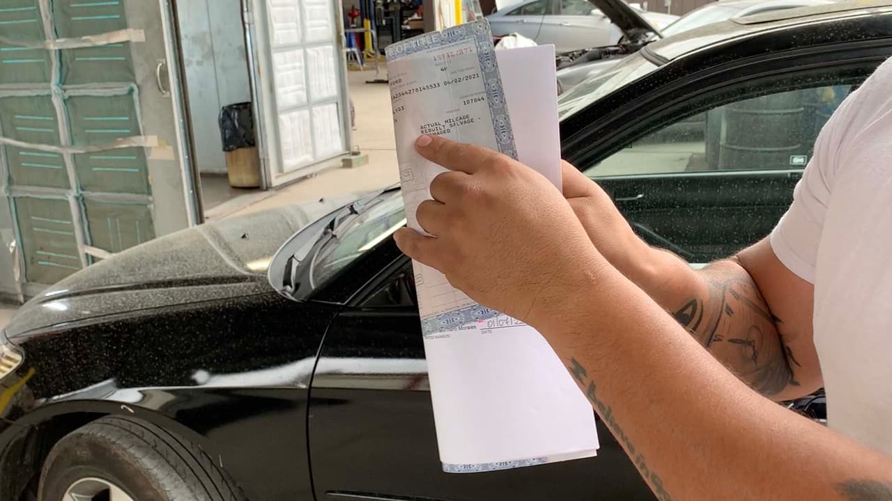 En cuanto a los documentos, revisa en el título que el automóvil
<b>no tenga un adeudo, </b>y si tiene un escrito después de la firma es posible que esté especificando que tuvo algún daño.