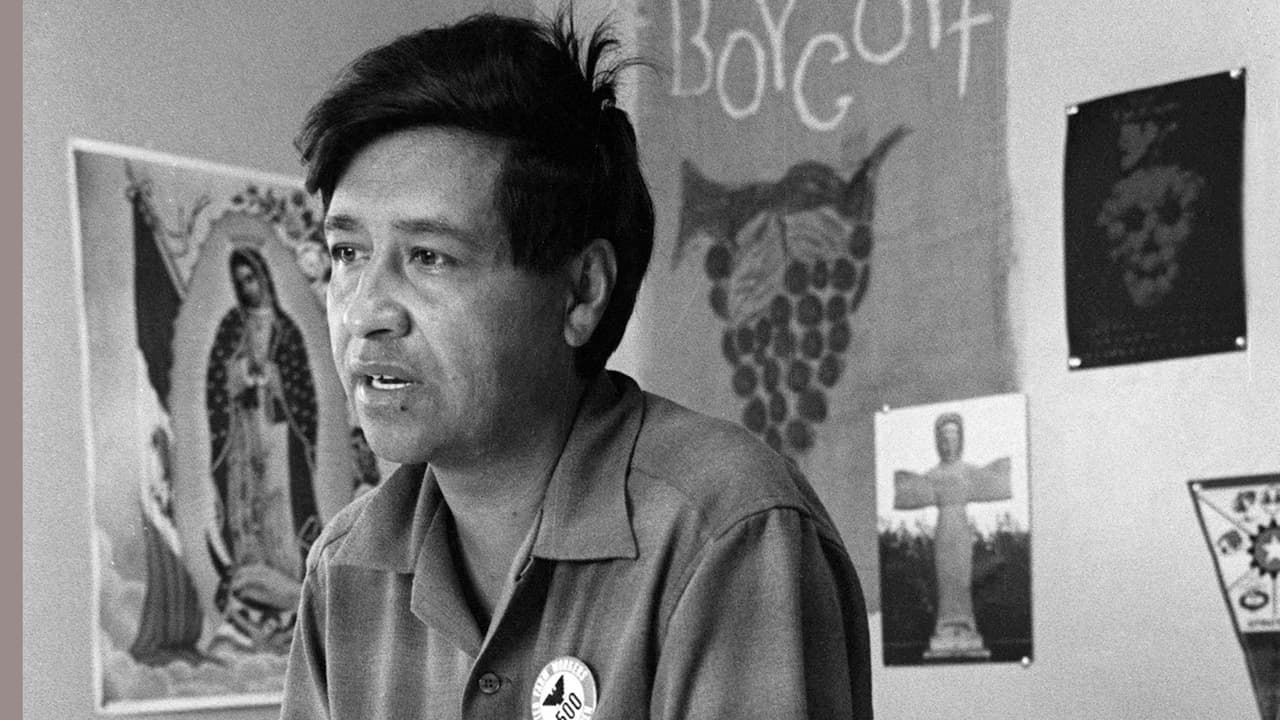 César Chávez, líder sindical y organizador de trabajadores agrícolas, habla en una oficina del sindicato en Delano, California, en 1965 durante la huelga de la uva.