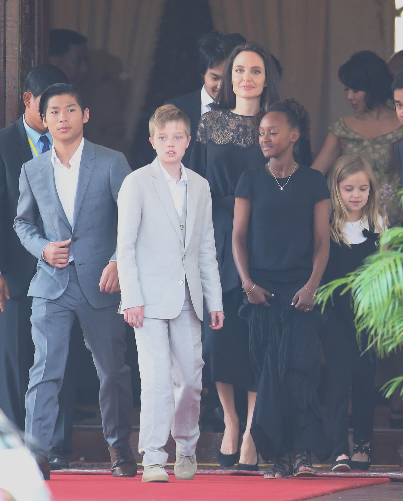 Después del divorcio de Angelina Jolie y Brad Pitt, Shiloh y sus hermanos reaparecieron en el ojo público en Camboya, en febrero de 2017. Shiloh portó un traje de color claro y una camisa.